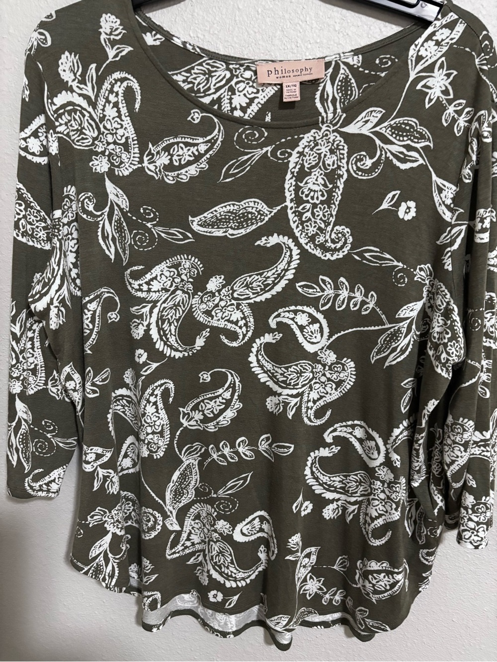 Philosophy women’s paisley round neck 3/4 sleeve tee